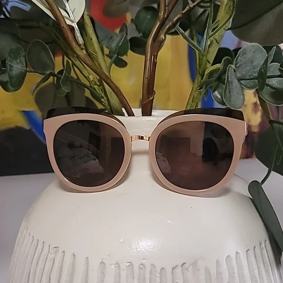 Tory Burch | Accessories | Tory Bursh Cat Eye Sunglasses  display picture 3